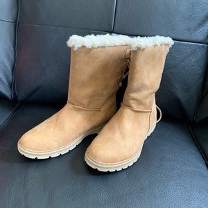 Tan snow boot